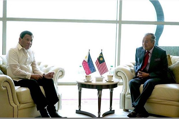Mahathir Peringatkan Duterte: Hati-hati dengan Pinjaman China