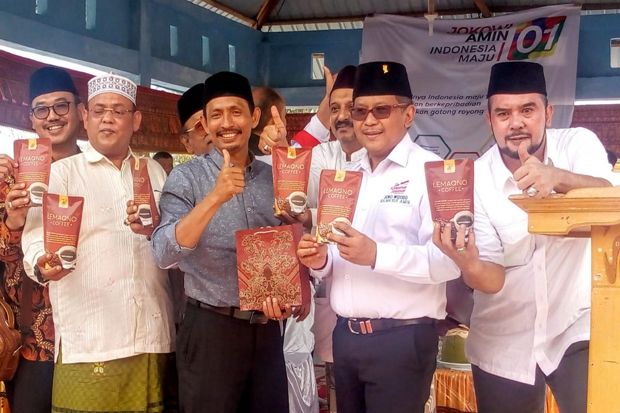 Cawapres Maruf Amin Dapat Oleh-oleh Kopi Khas Aceh Selatan