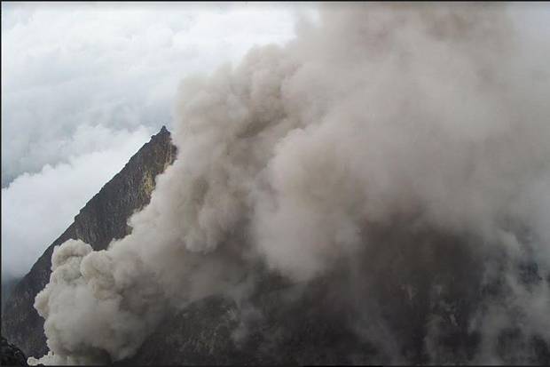 Gunung Merapi Semburkan Awan Panas dan Tujuh Kali Lava Pijar