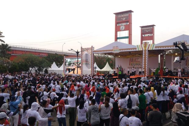 Lautan Manusia Sambut Jokowi di Milenial Road Safety Festival