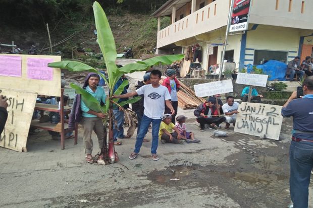 Tuntut Pembangunan, Warga Tanah Karo Demo Pos Retribusi Pamandian Air Panas