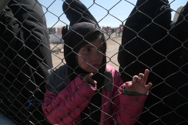 Para Wanita ISIS Teriak Kafir pada Orang Lain di Kamp Pengungsi
