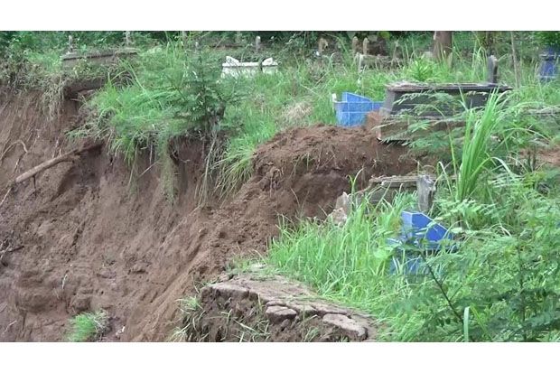 Banjir di Pacitan Kuburan Ikut Tergerus, 10 Jenazah Hanyut 1 Ditemukan