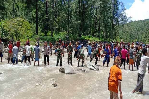 Pasukan Perbatasan Bantu Membendung Sungai untuk Mengairi Sawah Warga