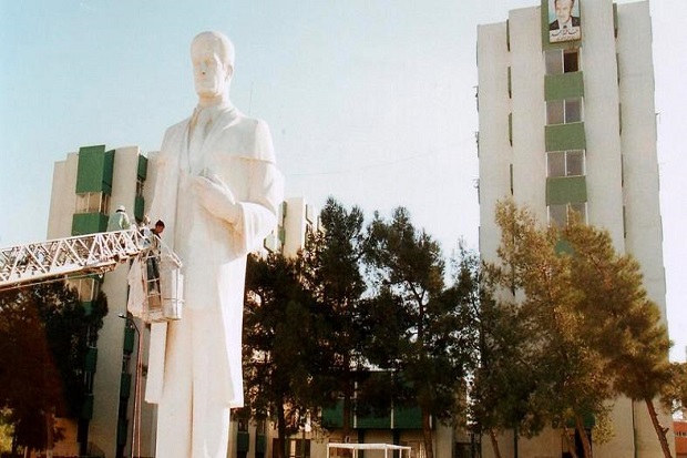 Patung Baru Ayah Assad Picu Protes di Tempat Pemberontakan Suriah