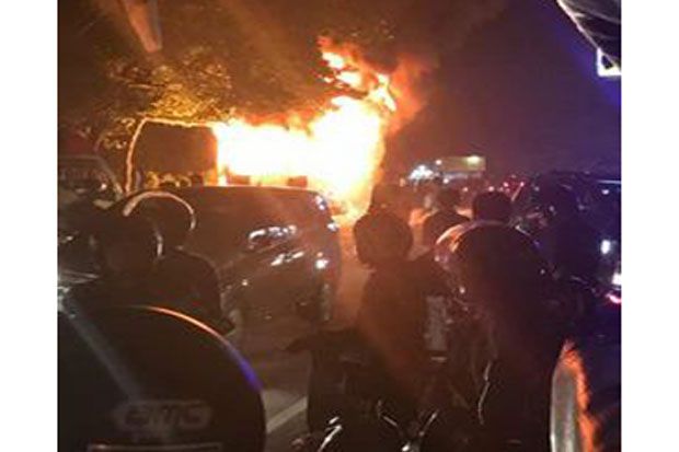 Tabrak Pengendara Motor di Sleman, Bus Dibakar Massa
