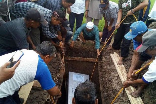 Jenazah Nuryanto Korban Mutilasi Langsung Dimakamkan, Istri Korban Pingsan