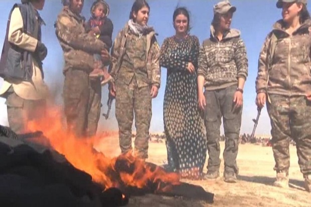 Para Wanita Budak Seks Bakar Burqa usai Dibebaskan dari ISIS