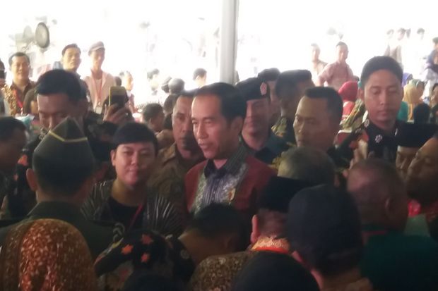 Sruput Kopi Seharga Rp7 Ribu, Jokowi Diserbu Emak-emak