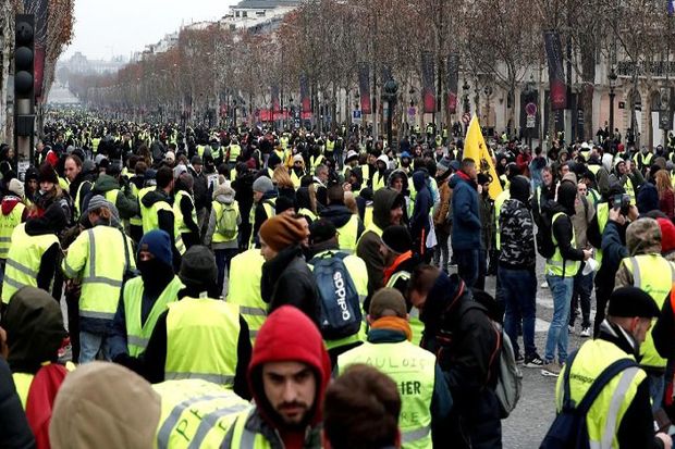 Demonstran “Rompi Kuning” di Paris Jarah Toko Brand Mewah