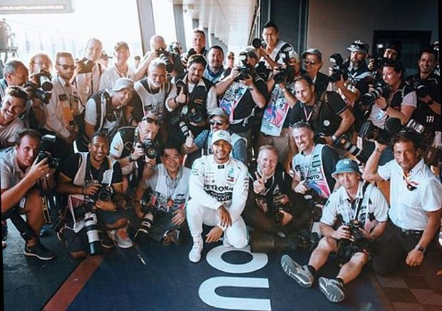 Hamilton Umbar Kemesraan Bersama Jurnalis Foto Olahraga