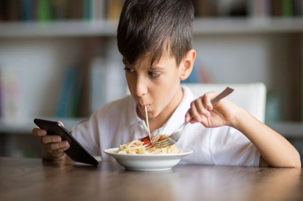 Beri Gadget pada Anak Saat Makan Adalah Kebiasaan Buruk