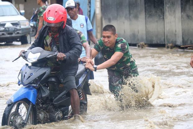 Anggota Yonif RK 751/VJS Evakuasi Korban Bencana Alam di Sentani