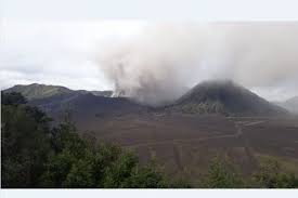 Meski Terus Erupsi, Gunung Bromo Tetap Aman untuk Dikunjungi
