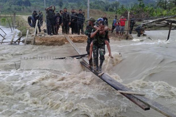 Sepasang Lansia Terkepung Banjir Diselamatkan Prajurit TNI