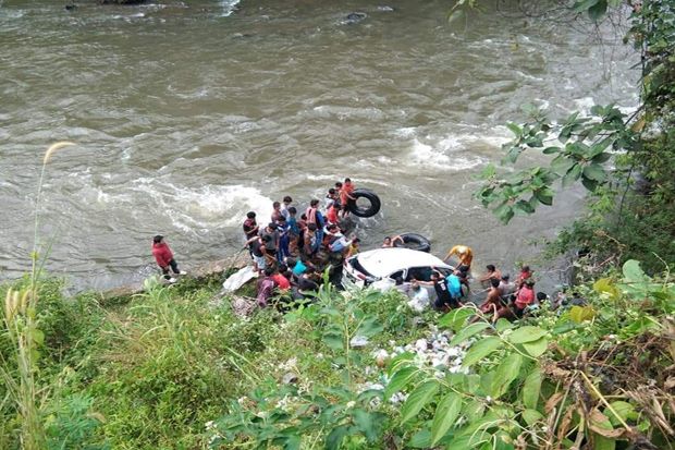 Diduga Ngantuk, Mobil Guru SMP Terjun ke Sungai