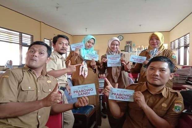 Ini Alasan Guru Honorer di Banten Foto Pamer Stiker Prabowo-Sandi