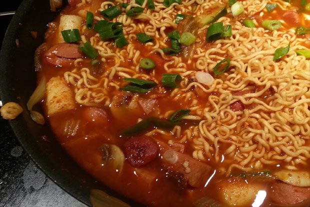 Suka Makanan Korea? Coba Bikin Budae Jjigae Sendiri Yuk!