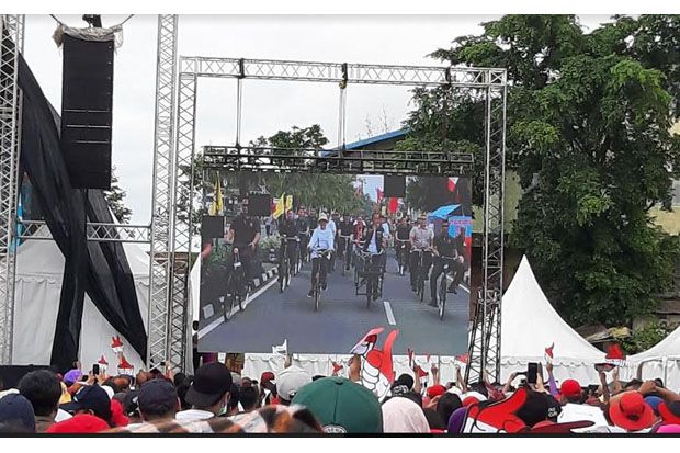 Gowes Sepeda Onthel dari Bundaran UGM, Jokowi Dielukan Warga