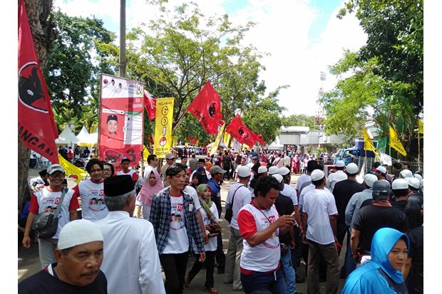 Ribuan Pendukung Jokowi-Ma\ruf Mulai Padati Stadion Maulana Yusuf