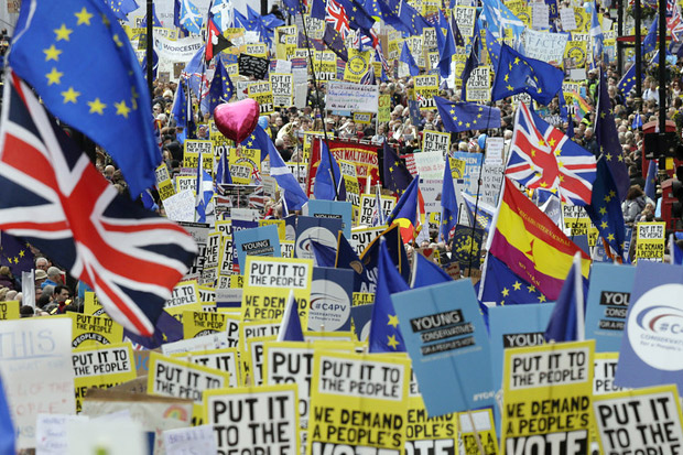 Tidak Hanya Lewat Aksi, Jutaan Orang Juga Teken Petisi Tolak Brexit