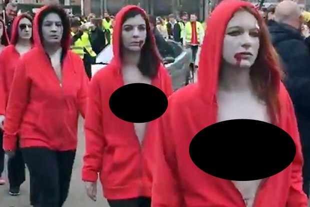Perempuan Bertelanjang Dada Ikut Aksi Protes Rompi Kuning