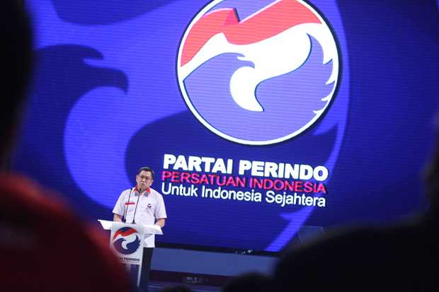 HT Sapa Warga Surabaya Usai Dampingi Jokowi Kampanye di Banyuwangi