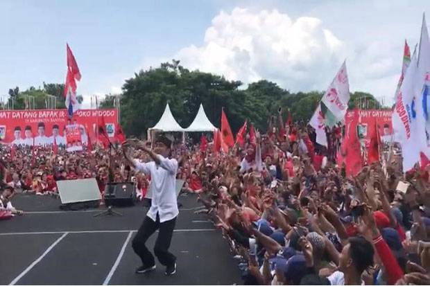 Jokowi Pamer Kerja Bangun Bandara hingga Pabrik KA di Banyuwangi