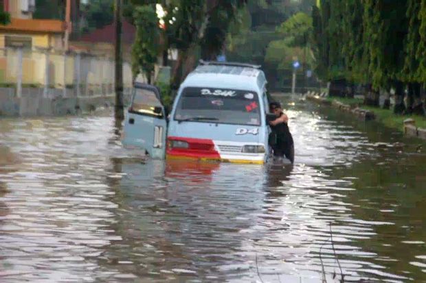 Diguyur Hujan Dua Jam, Sejumlah Jalan di Kota Cirebon Tergenang Banjir