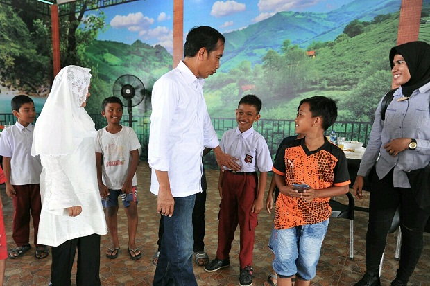Capres #01 Jokowi Ajak Anak-anak Aceh Makan Siang Usai Berkampanye