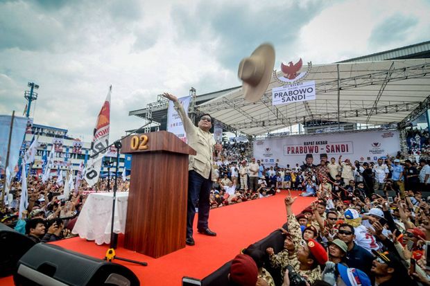 Lempar Baju Safarinya ke Pendukung, Prabowo: Saya Tak Bisa Kasih Kaus