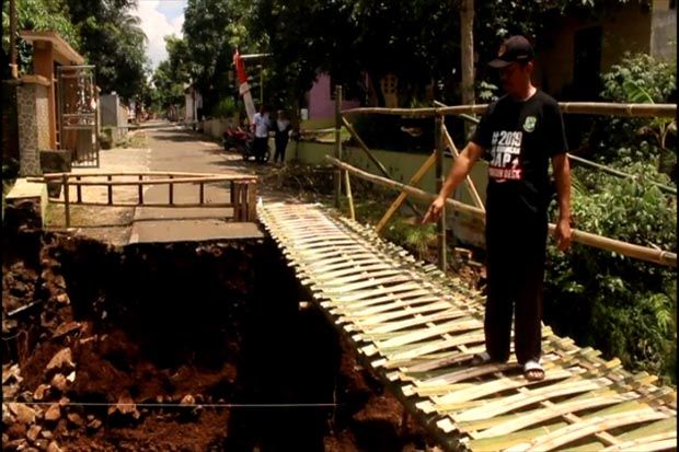 Jembatan Penghubung Dua Desa Ambruk, Warga Terisolir