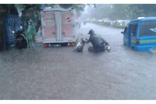 2 Jam Dilanda Hujan, Jalanan di Kota Malang Lumpuh Akibat Banjir