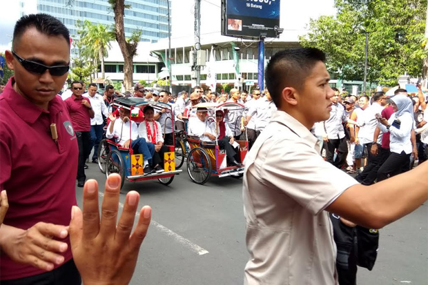 Kampanye Akbar di Makassar, Jokowi Diarak Menggunakan Becak