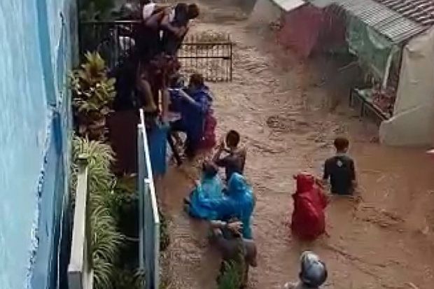 Dramatis, Evakuasi Siswa yang Terjebak Banjir di Sekolah