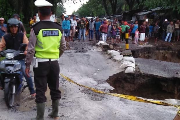 Bahayakan Pengguna Jalan, Polisi Tutup Jalan Provinsi yang Putus