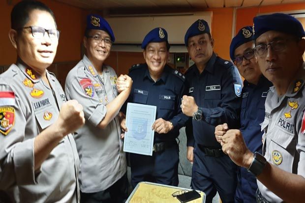Polda Kepri dan Polis Marine Polda Johor Bahru PDRM Adakan Pertemuan di Laut