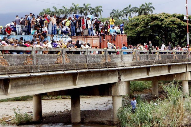 Ribuan Rarga Venezuela Hancurkan Barikade, Menyeberang ke Kolombia