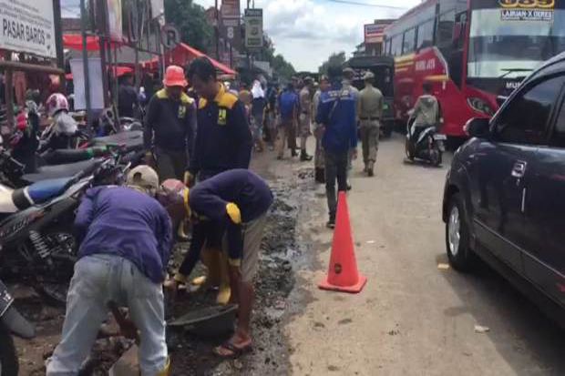 Langganan Macet, Gubernur WH Kerahkan PUPR Bersihkan Bahu Jalan Pasar Baros