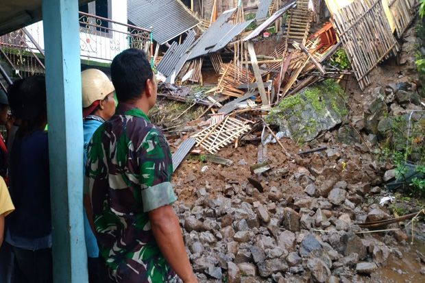 Dua Rumah Warga Wates Rusak Akibat Longsor