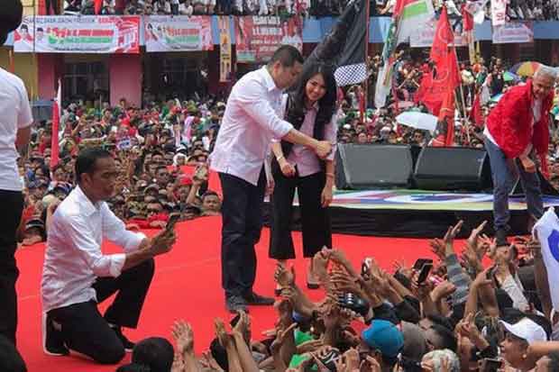 HT dan Istri Jalan Kaki 1 KM Tembus Massa Kampanye Jokowi di Banyumas