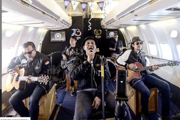 Pertama di Indonesia, Padi Reborn Gelar Mini Konser di Pesawat