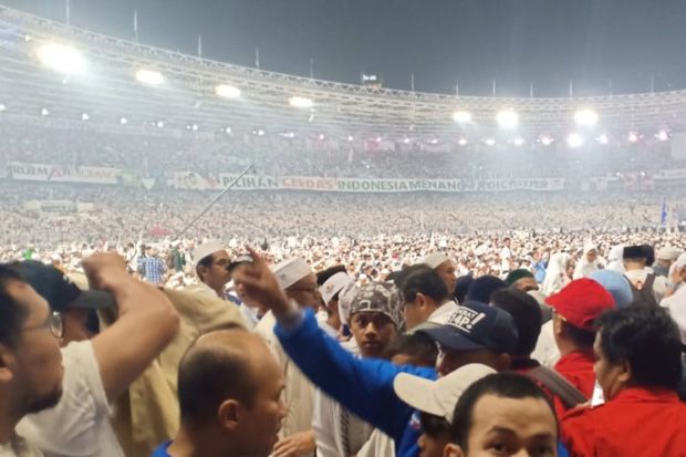 Penuhi Stadion Gelora Bung Karno, Massa Prabowo-Sandiaga Salat Subuh Berjamaah