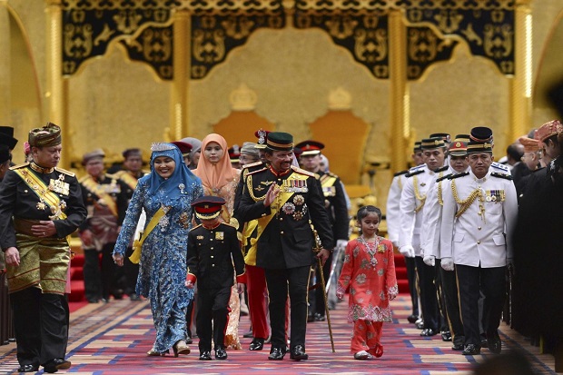 Terapkan Rajam Mati LGBT, Sultan Brunei Dianggap Meniru ISIS