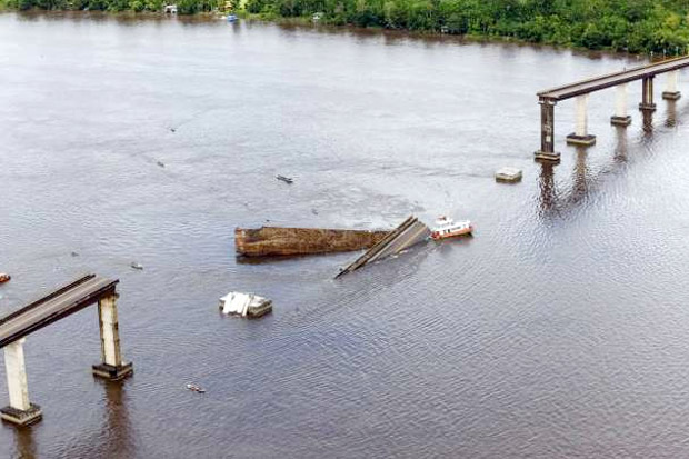 Ferry Tabrak Jembatan, Dua Mobil Tercebur ke Sungai Amazon