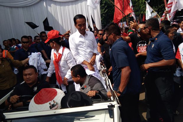 Naik VW Safari, Jokowi Disambut Massa Pendukungnya di Karawang