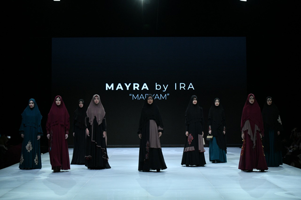 Angkat Maryam, Mayra Kenalkan Koleksi Gamis Syari