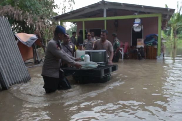 Banjir Indramayu Makin Meluas, Petugas Evakuasi Warga