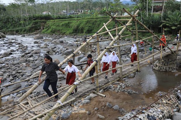 Ganjar Janji Bangun Jembatan Penghubung Wonosobo-Banjarnegara