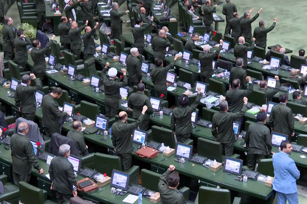 Flashmob, Kenakan Pakaian IRGC Legislator Iran Teriakkan Matilah Amerika